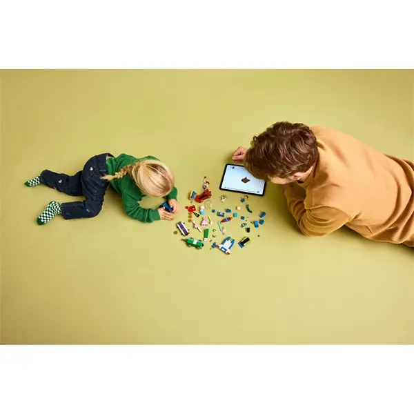 LEGO® | Disney és Pixar Toy Story ünnepi vonat és RC versenyautó, építőjáték-készlet 43264 – 4. kép