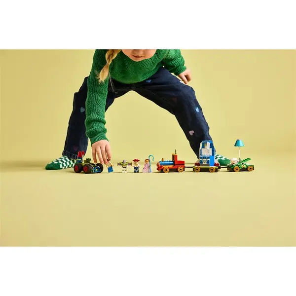 LEGO® | Disney és Pixar Toy Story ünnepi vonat és RC versenyautó, építőjáték-készlet 43264 – 5. kép