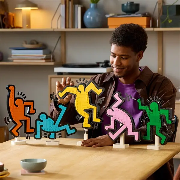 LEGO® Art Keith Haring – Táncoló figurák, dekoráció a nappaliba 31216 – 6. kép