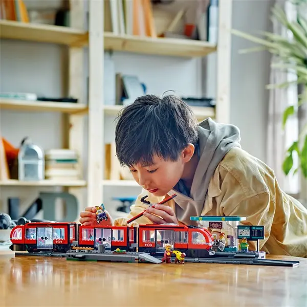 LEGO® City Belvárosi villamos és megálló játékszett 60423 – 6. kép