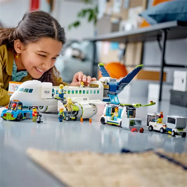 LEGO® City Utasszállító repülőgép 60367 – 6. kép