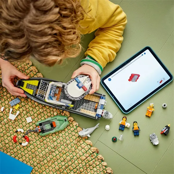 LEGO® City Üldözés rendőrségi csónakkal, játék felfújható motorcsónakkal és gumicsónakkal 60456 – 4. kép