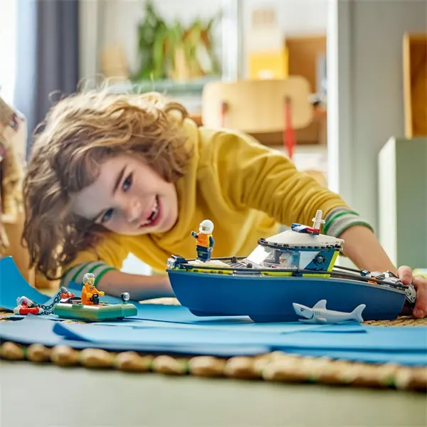 LEGO® City Üldözés rendőrségi csónakkal, játék felfújható motorcsónakkal és gumicsónakkal 60456 – 5. kép