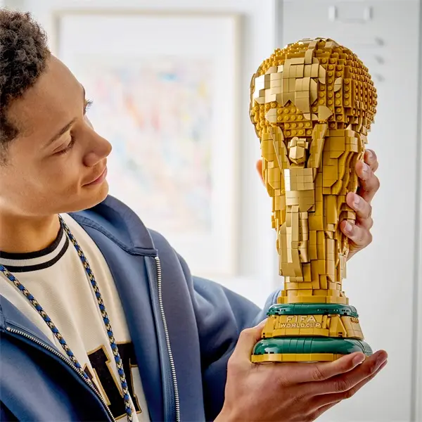 LEGO® Editions A FIFA labdarúgó-világbajnokság™ hivatalos trófeája 43020 – 6. kép