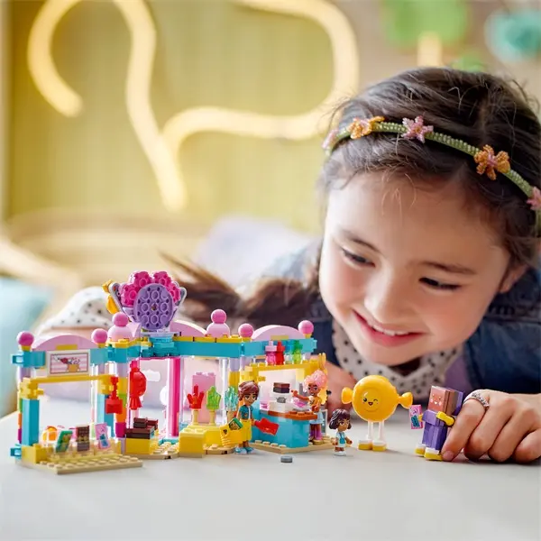 LEGO® Friends Heartlake City édességbolt, történetmesélős játék izgalmas szituációkkal 42649 – 6. kép