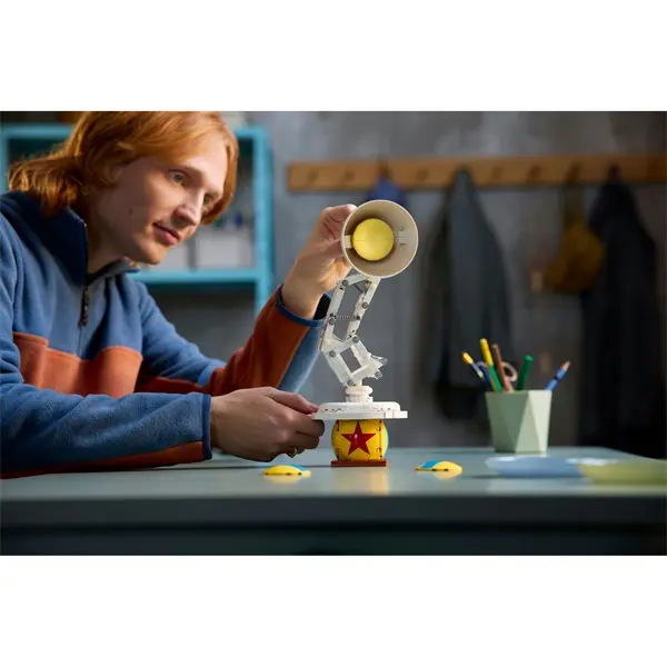 LEGO® Ideas Disney Pixar Luxo Jr., megépíthető és kiállítható modell 21357 – 4. kép