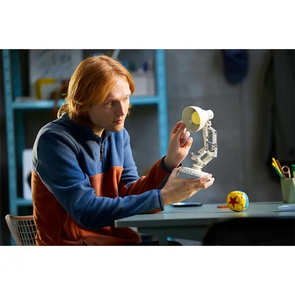 LEGO® Ideas Disney Pixar Luxo Jr., megépíthető és kiállítható modell 21357 – 5. kép