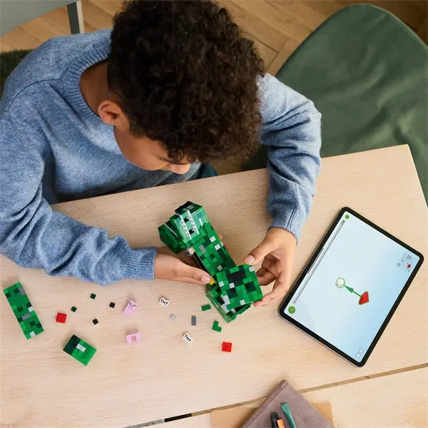 LEGO® Minecraft® A Creeper™, videójátékon alapuló dekoráció, és akciófigurát rejtő építőjáték 21276 – 4. kép