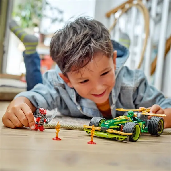 LEGO® NINJAGO® Lloyd hátrahúzhatós versenyautója, történetmesélős játékszett 71828 – 5. kép