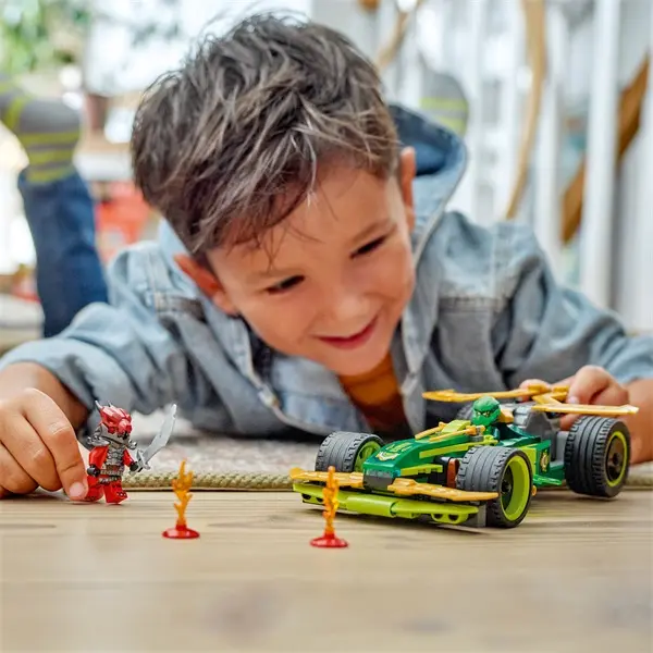 LEGO® NINJAGO® Lloyd hátrahúzhatós versenyautója, történetmesélős játékszett 71828 – 6. kép