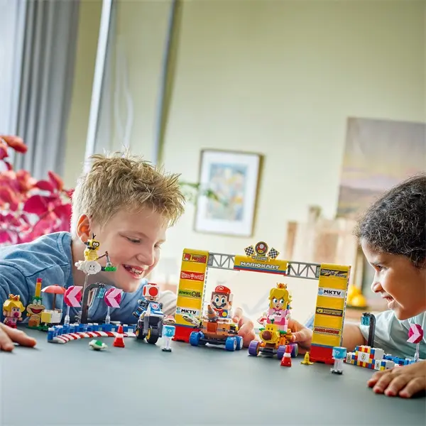 LEGO® Super Mario™ Mario Kart™ – Baby Peach és a Grand Prix szett, versenyzős játék 72036 – 5. kép