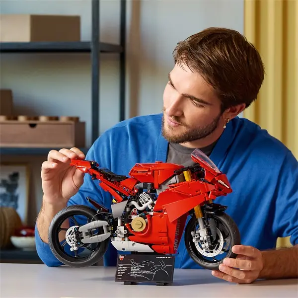 LEGO® Technic Ducati Panigale V4 S motorkerékpár modellépítőszett 42202 – 5. kép