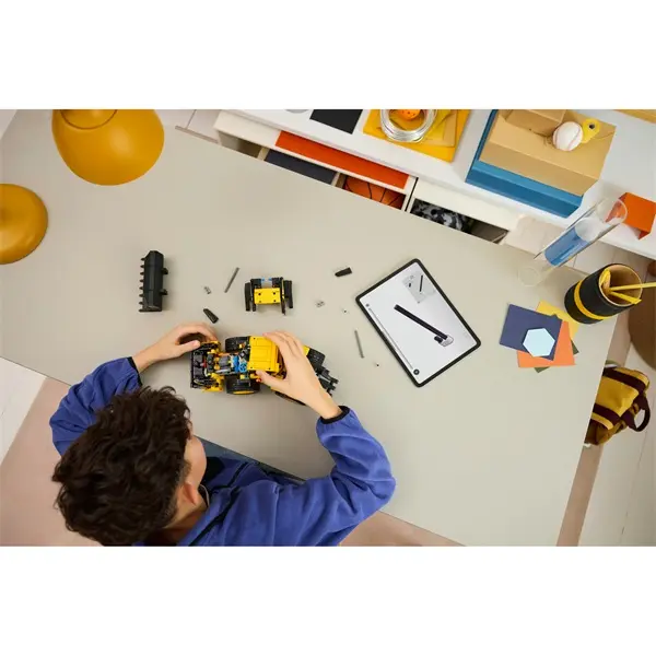 LEGO® Technic Volvo L120 Electric kerekes rakodógép, építőipari játék 42209 – 4. kép