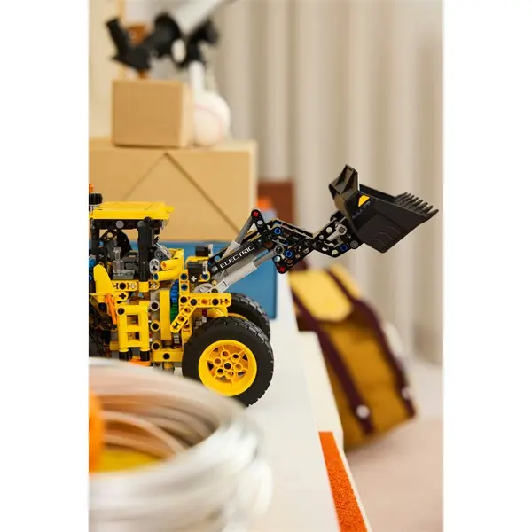 LEGO® Technic Volvo L120 Electric kerekes rakodógép, építőipari játék 42209 – 5. kép