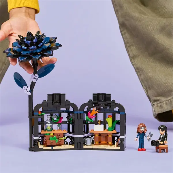 LEGO® Wednesday Fekete dália, halloweeni ajándék, művirág szobadekoráció – 6. kép