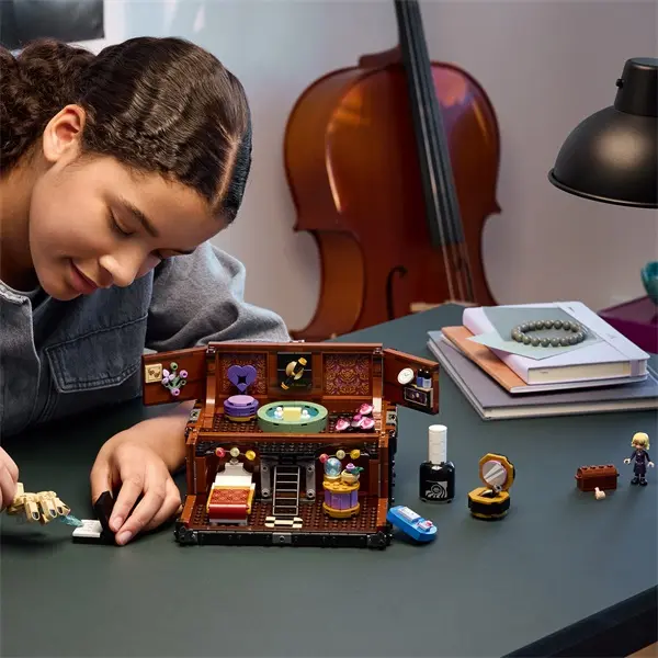 LEGO® Wednesday Izé lakhelye, építőszett és születésnapi vagy halloweeni ajándék 76785 – 5. kép