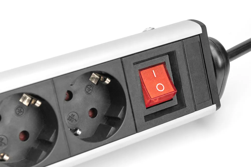 Digitus Hálózati Elosztó Kapcsolóval 6DIN, 3xUSB 1,5m Black – 4. kép
